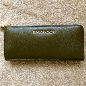 NWT Michael Kors Zip Top Wallet